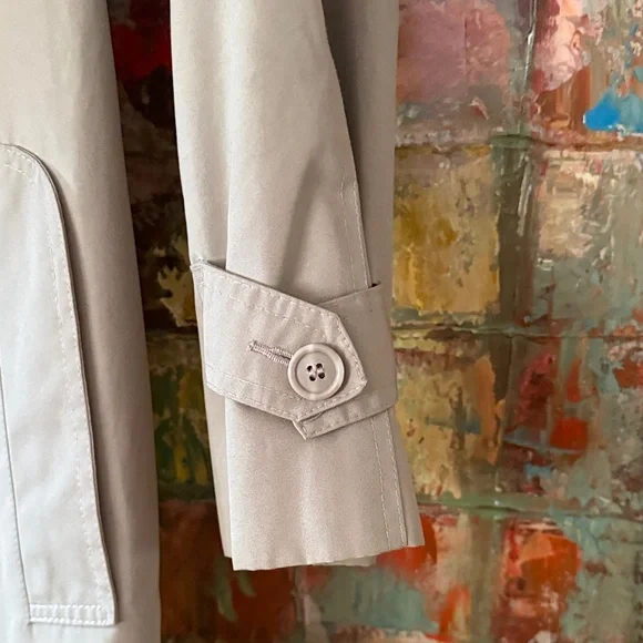 Vintage Trench Coat – Women’s Size 8 – Wool Blend Lining, Classic Style - Picture 4 of 6